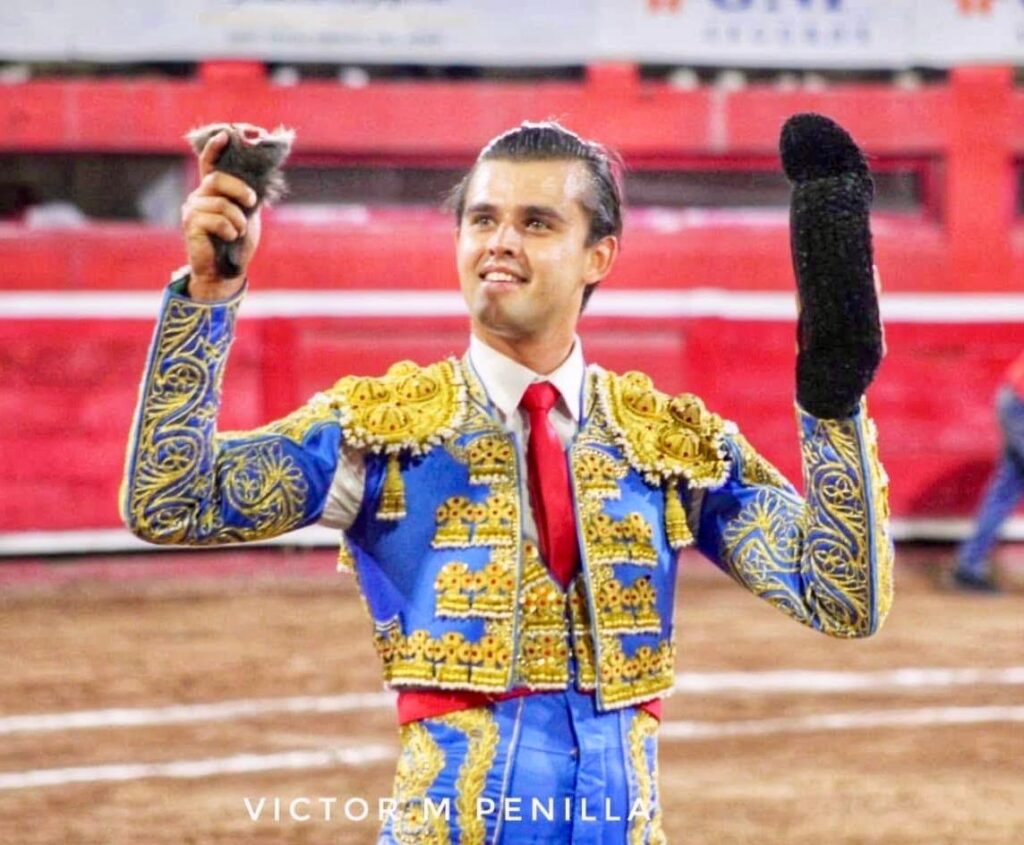 La primera oreja de la noche en Monterrey fue la número 80 para el hidrocálido Diego Sánchez. Luego ya sus paisanos y alternantes Luis David y Héctor Gutiérrez también alcanzaron un apéndice. (Foto: cortesía JR y Víctor Penilla)