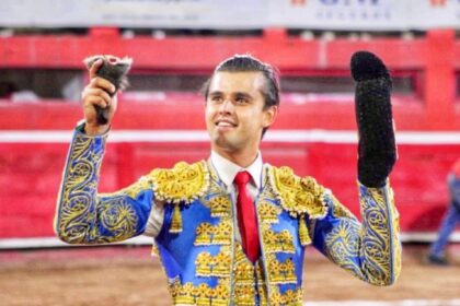 La primera oreja de la noche en Monterrey fue la número 80 para el hidrocálido Diego Sánchez. Luego ya sus paisanos y alternantes Luis David y Héctor Gutiérrez también alcanzaron un apéndice. (Foto: cortesía JR y Víctor Penilla)