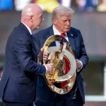 El presidente de Estados Unidos, Donald Trump, y el presidente de la FIFA, Gianni Infantino, entregan el trofeo al Chelsea tras ganar la final de la Copa Mundial de Clubes de la FIFA 2025. Foto de EFE/ EPA/ JUSTIN LANE.