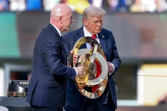 El presidente de Estados Unidos, Donald Trump, y el presidente de la FIFA, Gianni Infantino, entregan el trofeo al Chelsea tras ganar la final de la Copa Mundial de Clubes de la FIFA 2025. Foto de EFE/ EPA/ JUSTIN LANE.