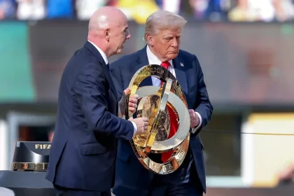 El presidente de Estados Unidos, Donald Trump, y el presidente de la FIFA, Gianni Infantino, entregan el trofeo al Chelsea tras ganar la final de la Copa Mundial de Clubes de la FIFA 2025. Foto de EFE/ EPA/ JUSTIN LANE.