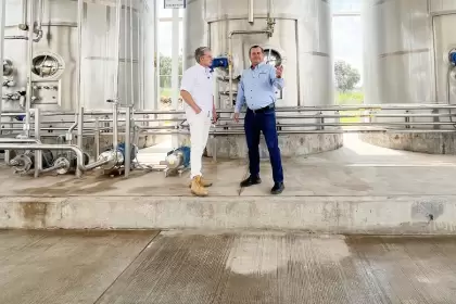 Durante una visita a la planta de AliLeche, el Gigante del Campo de JLMNoticias y José Luis Morales, reconoció el trabajo de las empresas que buscan el desarrollo de Aguascalientes.