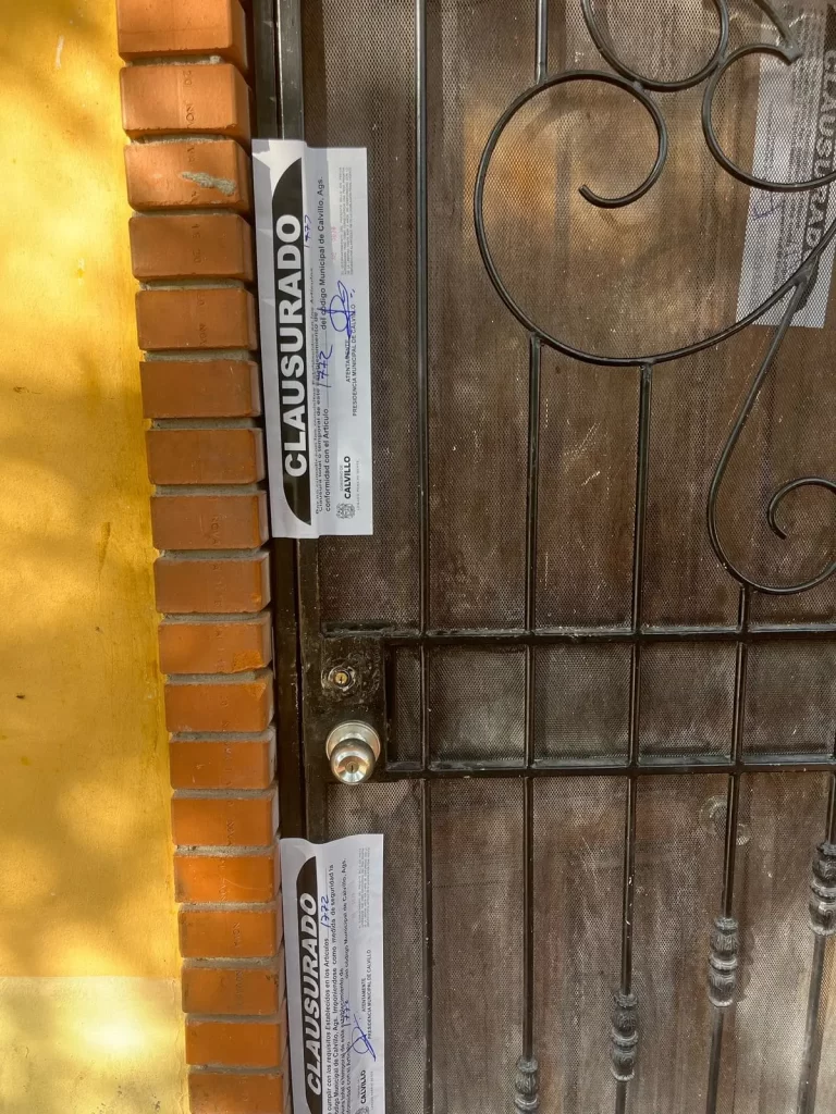 El inmueble fue clausurado luego de que se confirmo el hallazgo de droga y uniformes oficiales de la policia