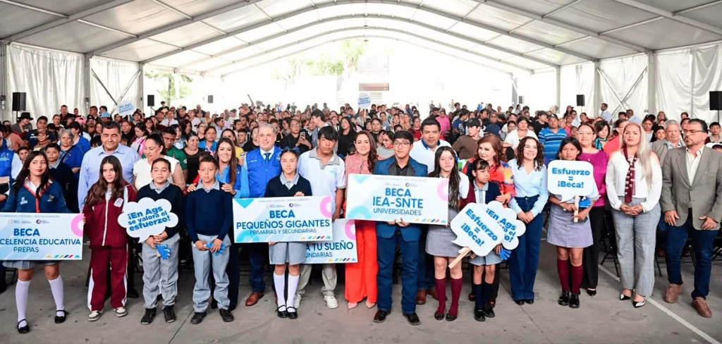 Gobierno Estatal continúa con la entrega de más de 3 mil becas a la educación en todo el estado.