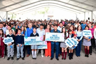 Gobierno Estatal continúa con la entrega de más de 3 mil becas a la educación en todo el estado.
