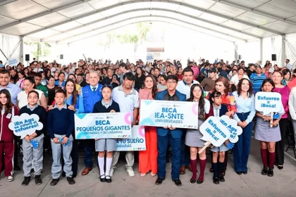 Gobierno Estatal continúa con la entrega de más de 3 mil becas a la educación en todo el estado.