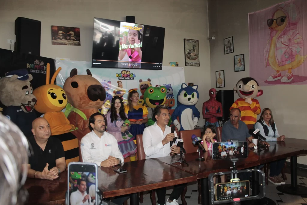 Guillermo Campos director general de la Empresa Animacion Cookies and Cream hizo el anuncio de la primer carrera de botargas