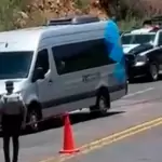 Imagen de la camioneta Sprinter, tras el ataque armado contra turistas hidrocálidos en Zacatecas; dos de ellos murieron. Foto: JLMNoticias / Especial.