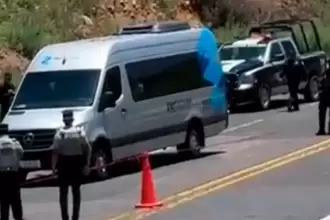 Imagen de la camioneta Sprinter, tras el ataque armado contra turistas hidrocálidos en Zacatecas; dos de ellos murieron. Foto: JLMNoticias / Especial.