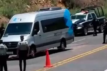 Imagen de la camioneta Sprinter, tras el ataque armado contra turistas hidrocálidos en Zacatecas; dos de ellos murieron. Foto: JLMNoticias / Especial.