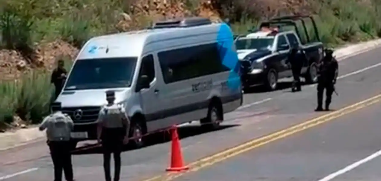 Imagen de la camioneta Sprinter, tras el ataque armado contra turistas hidrocálidos en Zacatecas; dos de ellos murieron. Foto: JLMNoticias / Especial.