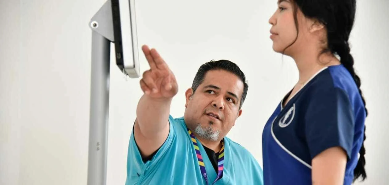 La Clínica de la Columna del DIF brinda terapias especializadas a bajo costo, con atención diaria a más de 100 personas y nueva tecnología de rehabilitación.