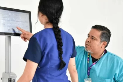 La Clínica de la Columna del DIF ha atendido a más de 8 mil personas en 2025. Ofrece terapias especializadas y tecnología avanzada a bajo costo.