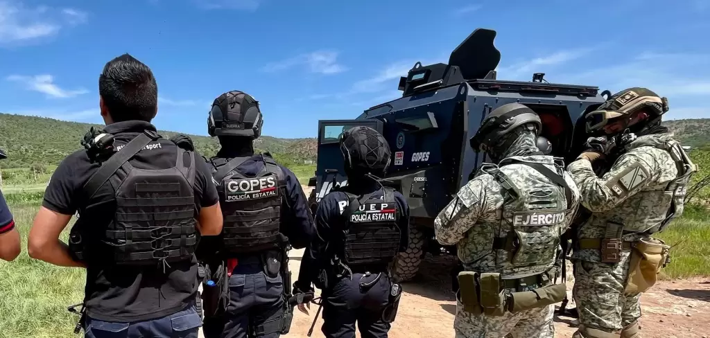 Operativo en Rincón de Romos desmantela campamento y deja 18 detenidos; autoridades aseguran armas y vehículos en Pabellón de Hidalgo.