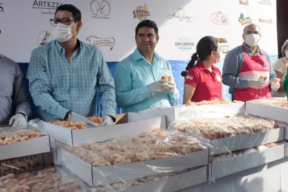 Integrantes de GIPAN, acudieron a la cita para hacer la entrega de las piezas prometidas durante la celebración del Día del Bolillo con Crema