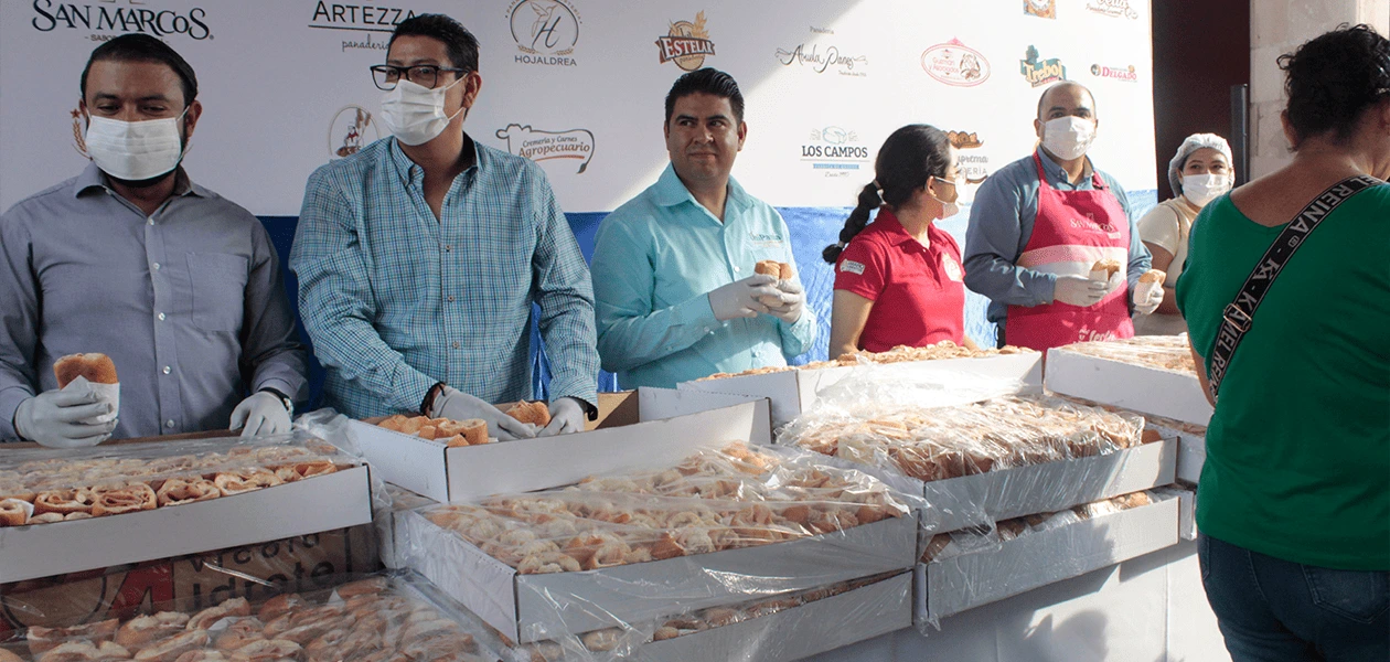 Integrantes de GIPAN, acudieron a la cita para hacer la entrega de las piezas prometidas durante la celebración del Día del Bolillo con Crema