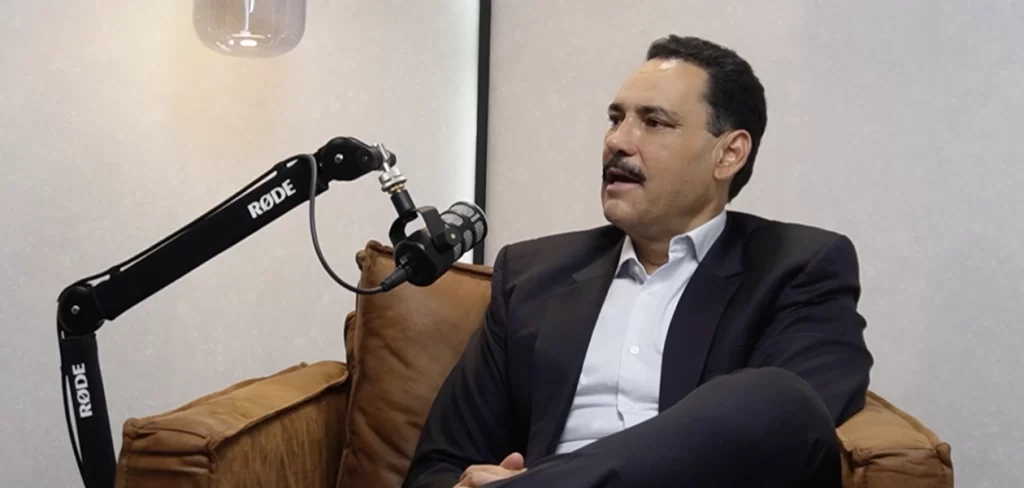 El senador Juan Antonio Toño Martín del Campo conversando con José Luis Morales en el Podcast de JLMNoticias. Foto: JLMNoticias / Valeria Linares.