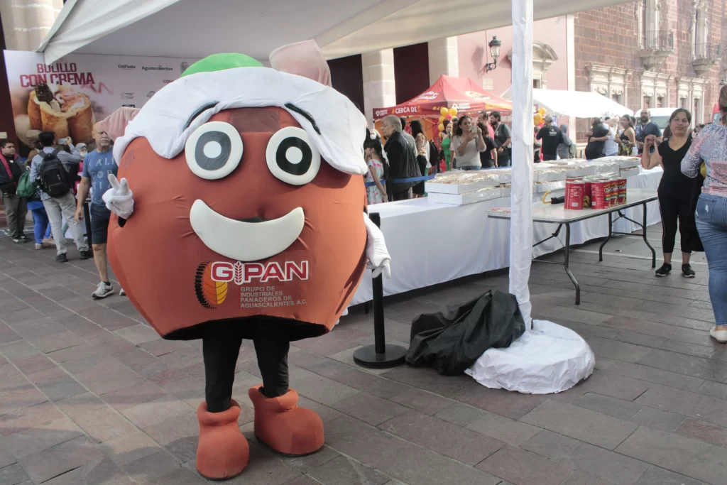 La botarga oficial del Dia del Bolillo con Crema de GIPAN invito a la ciudadania a acudir por su bolillo