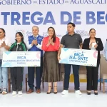La gobernadora Tere Jiménez encabezó la entrega de becas a estudiantes de Aguascalientes