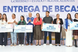 La gobernadora Tere Jiménez encabezó la entrega de becas a estudiantes de Aguascalientes