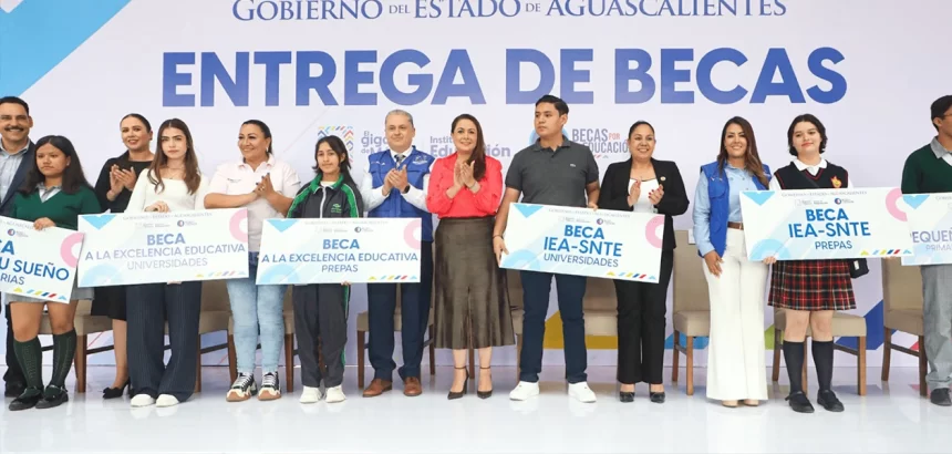 La gobernadora Tere Jiménez encabezó la entrega de becas a estudiantes de Aguascalientes