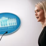 La portavoz de la Casa Blanca, Karoline Leavitt, confirmó este martes que ya no será obligatorio descalzarse en controles de aeropuertos de Estados Unidos