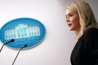 La portavoz de la Casa Blanca, Karoline Leavitt, confirmó este martes que ya no será obligatorio descalzarse en controles de aeropuertos de Estados Unidos