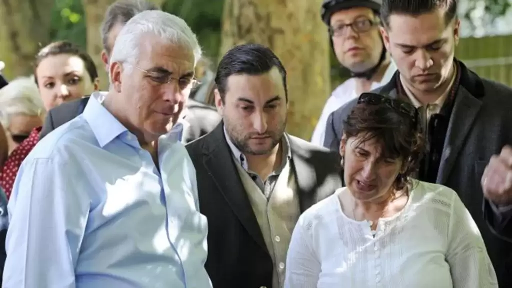 Los padres de Amy Mitch y Janis Winehouse consternados por la muerte de su hija. La Razon