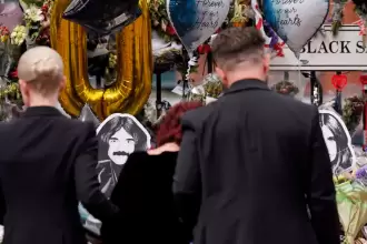 Los restos de Ozzy Osbourne arribaron al Black Sabbath Bridge, en un cortejo fúnebre encabezado por su viuda Sharon y sus hijos Kelly y Jack. Foto Joe Giddens PA Images PA Images via Getty Images