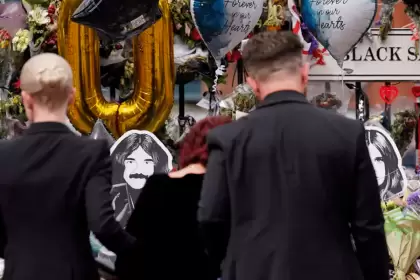 Los restos de Ozzy Osbourne arribaron al Black Sabbath Bridge, en un cortejo fúnebre encabezado por su viuda Sharon y sus hijos Kelly y Jack. Foto Joe Giddens PA Images PA Images via Getty Images