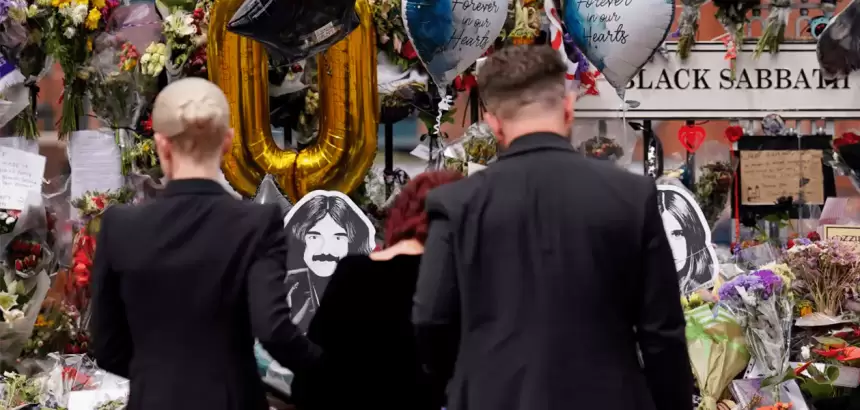 Los restos de Ozzy Osbourne arribaron al Black Sabbath Bridge, en un cortejo fúnebre encabezado por su viuda Sharon y sus hijos Kelly y Jack. Foto Joe Giddens PA Images PA Images via Getty Images