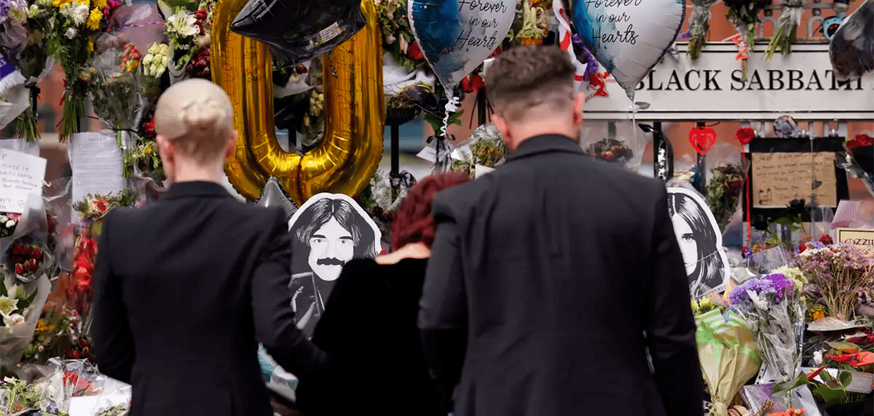 Los restos de Ozzy Osbourne arribaron al Black Sabbath Bridge, en un cortejo fúnebre encabezado por su viuda Sharon y sus hijos Kelly y Jack. Foto Joe Giddens PA Images PA Images via Getty Images