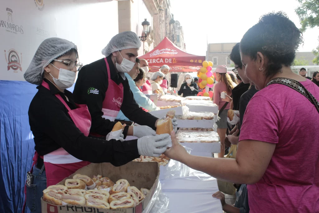 Mas de cinco mil piezas se entregaron en la Plaza de la Patria durante la celebracion del Dia del Bolillo con Crema