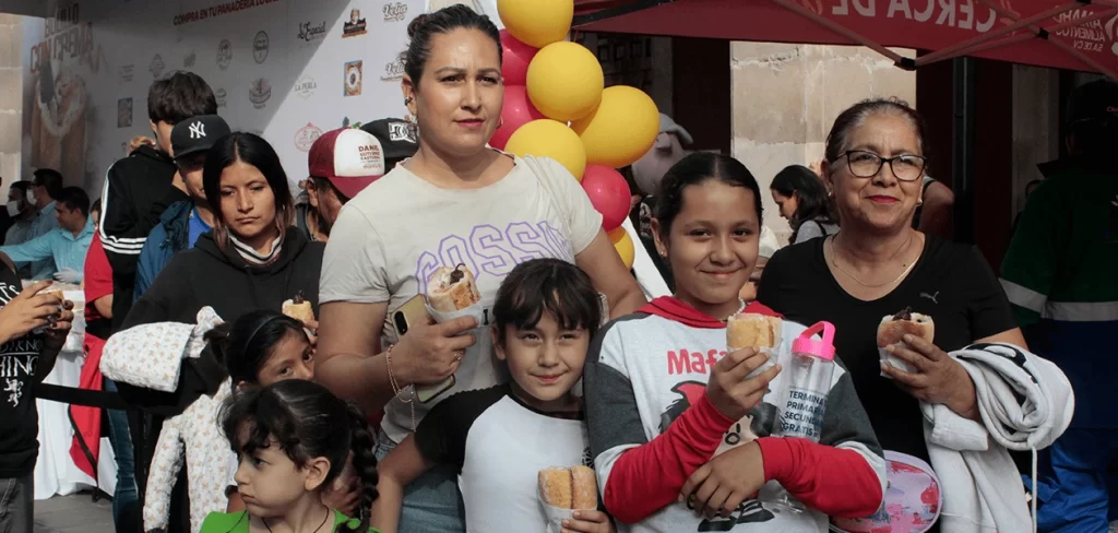 Miles de familias deleitron su paladar con un rico bolillo con crema jamon y chile