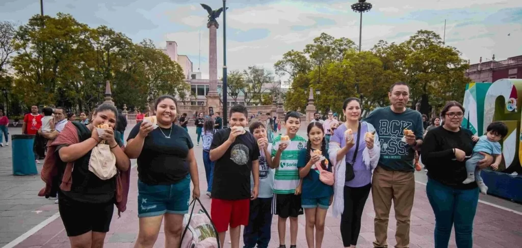 Miles de familias se reunen en la Plaza Patria para disfrutar de un rico bolillo con crema una tradicion culinaria de Aguascalientes
