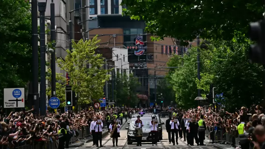 Miles de fanaticos se reunieron al paso de la carroza con los restos de Ozzy Osbourne para darle el utlimo adios. Foto AFP