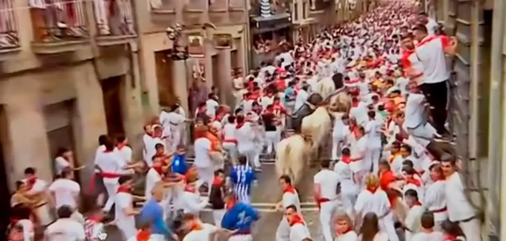 Repletas lucieron las calles de la ciudad Navarra donde comenzaron las fiestas sanferminéras 2025. Foto: JLMNoticias / Especial / Memo Leal.