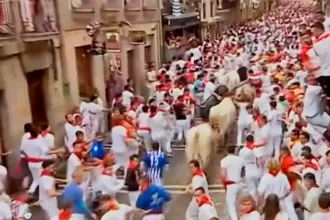 Repletas lucieron las calles de la ciudad Navarra donde comenzaron las fiestas sanferminéras 2025. Foto: JLMNoticias / Especial / Memo Leal.