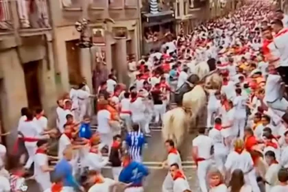 Repletas lucieron las calles de la ciudad Navarra donde comenzaron las fiestas sanferminéras 2025. Foto: JLMNoticias / Especial / Memo Leal.