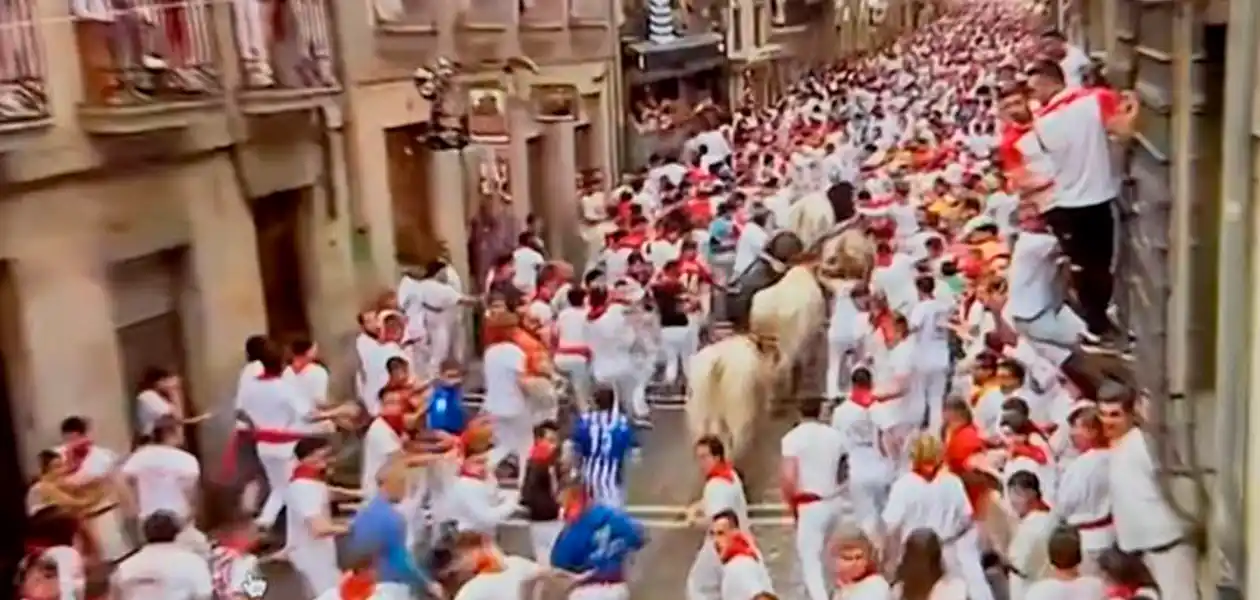 Repletas lucieron las calles de la ciudad Navarra donde comenzaron las fiestas sanferminéras 2025. Foto: JLMNoticias / Especial / Memo Leal.