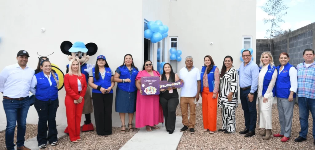 Tere Jiménez entrega vivienda a ganadores del sorteo por el día de la familia