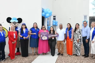 Tere Jiménez entrega vivienda a ganadores del sorteo por el día de la familia