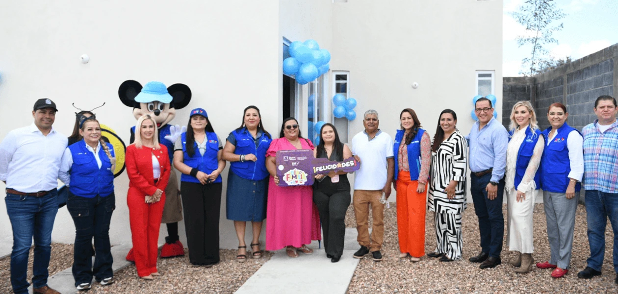 Tere Jiménez entrega vivienda a ganadores del sorteo por el día de la familia