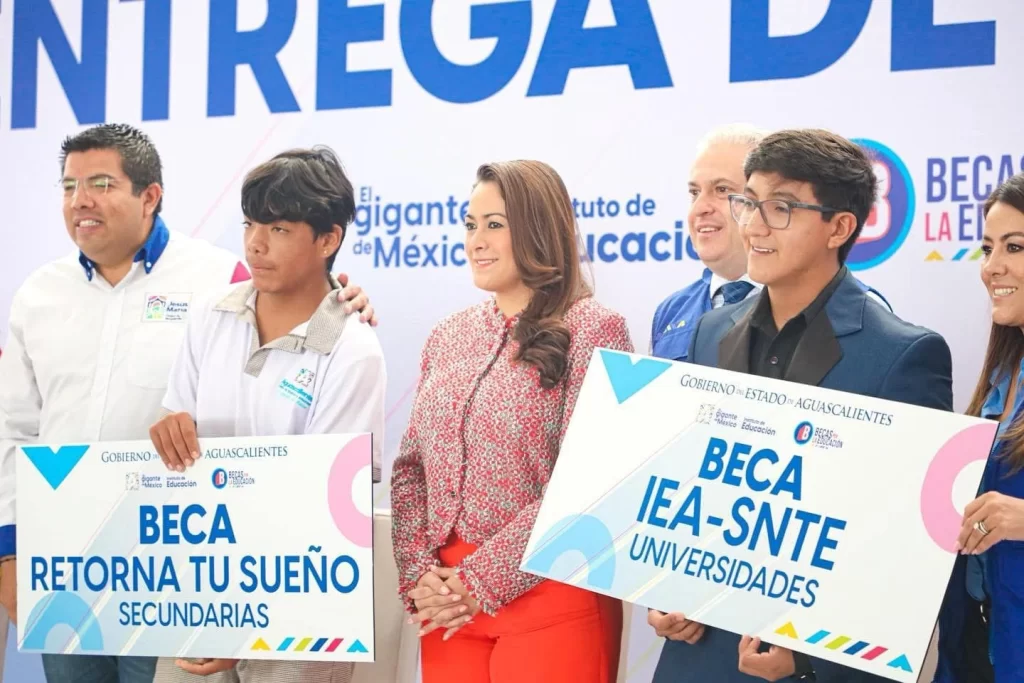 Tere Jimenez refrenda su compromiso con la educacion a traves de la entrega de 3 mil 200 becas en beneficio de estudiantes de todos los niveles