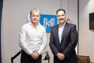 El senador Toño Martín del Campo, conversando con el periodista José Luis Morales en el podcast de JLMNoticias. Foto: JLMNoticias / Valeria Linares.