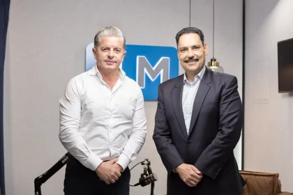 El senador Toño Martín del Campo, conversando con el periodista José Luis Morales en el podcast de JLMNoticias. Foto: JLMNoticias / Valeria Linares.
