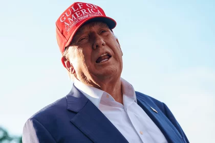 Trump visita Alligator Alcatraz, en medio de burlas por los peligros del lugar para los detenidos inmigrantes