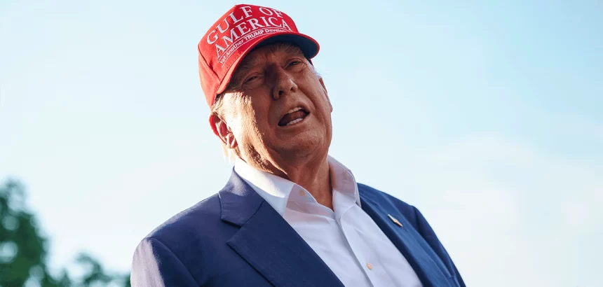 Trump visita Alligator Alcatraz, en medio de burlas por los peligros del lugar para los detenidos inmigrantes