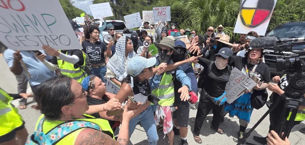 Un centenar de personas protestaron contra el centro Alligator Alcatraz durante visita del presidente Donald Trump