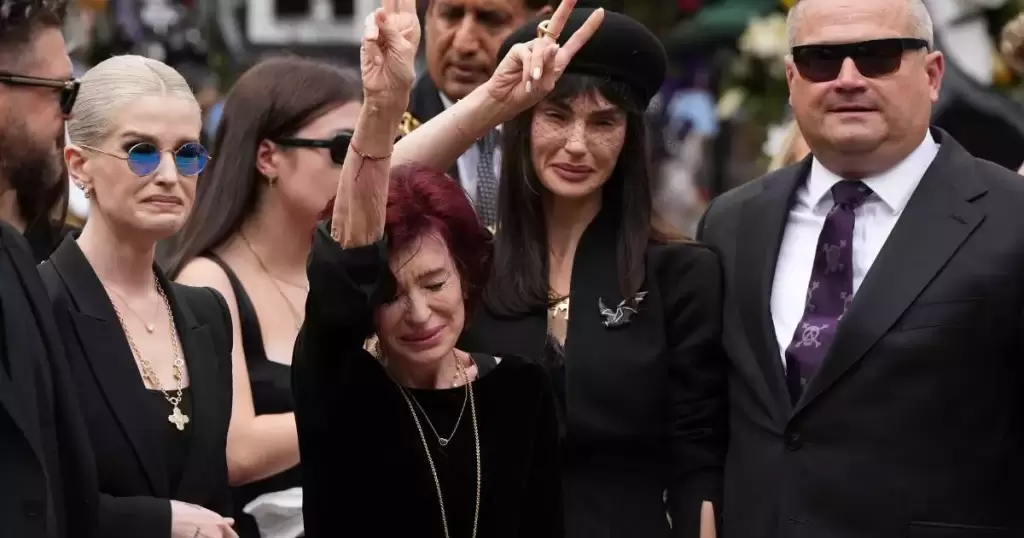 Una afligida Sharon Osbourne agradecio las muestras de carino a su fallecido esposo Ozzy Osbourne durante su funeral. Foto Getty Images